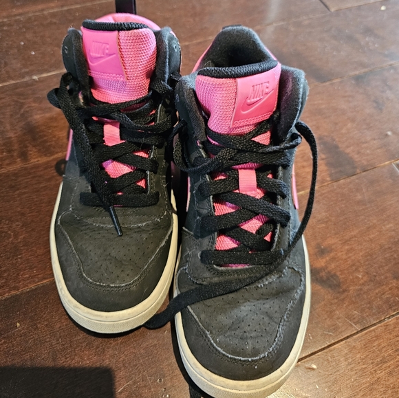 Girls Nike Court Borough Mid Sneaker, Size 3.5Y, Used Excellent Condition - Picture 2 of 4